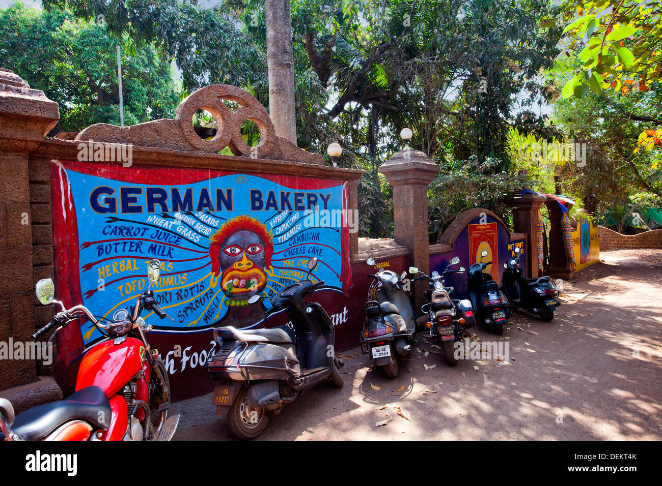 Les véhicules stationnés à l'extérieur d'un restaurant, boulangerie allemande, Anjuna, Nord de Goa, Goa, Inde Banque D'Images