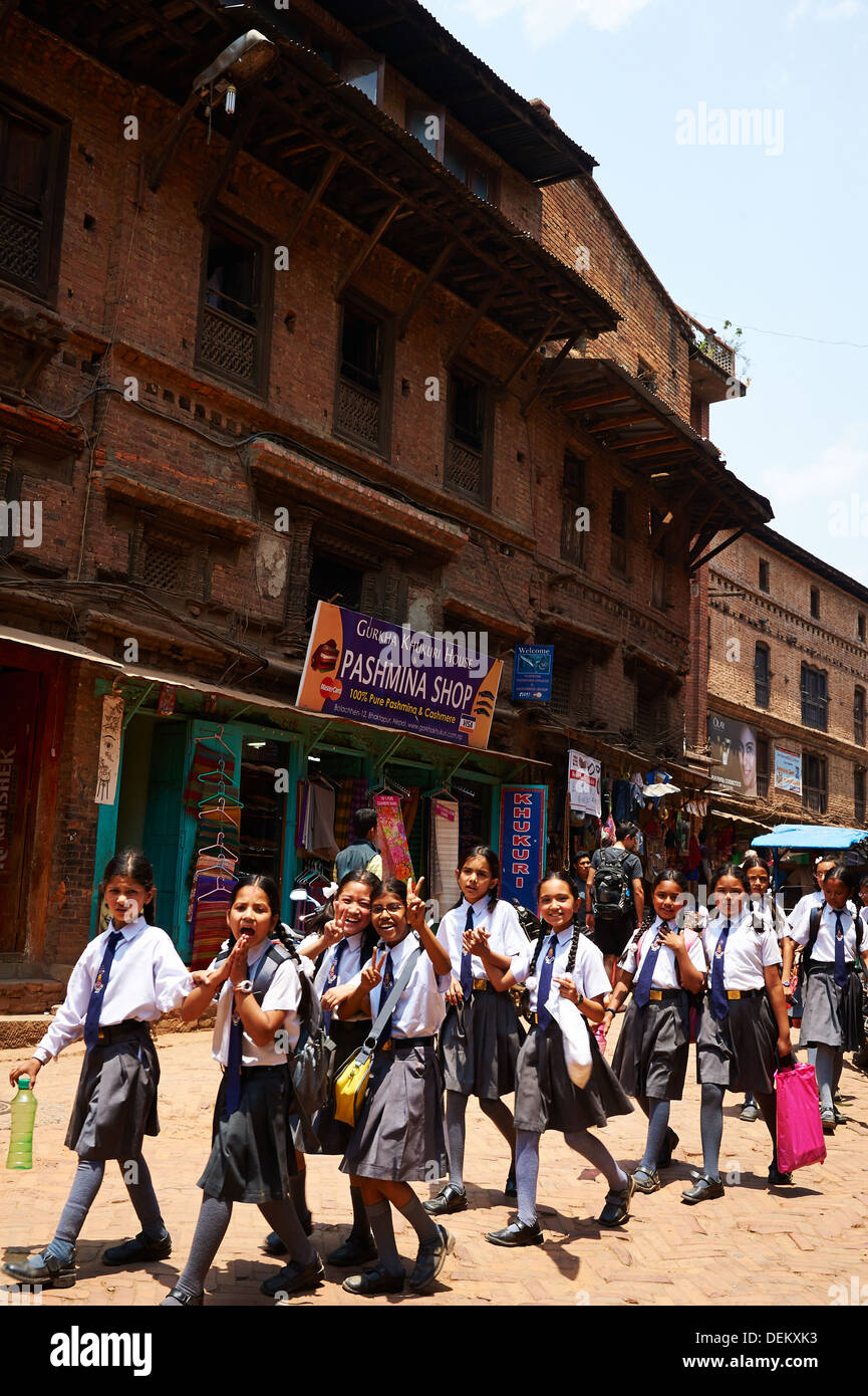 Le Népal, de la ville de Bhaktapur (Bhadgaon ou Khwopa),groupe d'écoliers sympathique promenade à travers les anciennes rues préservées Banque D'Images