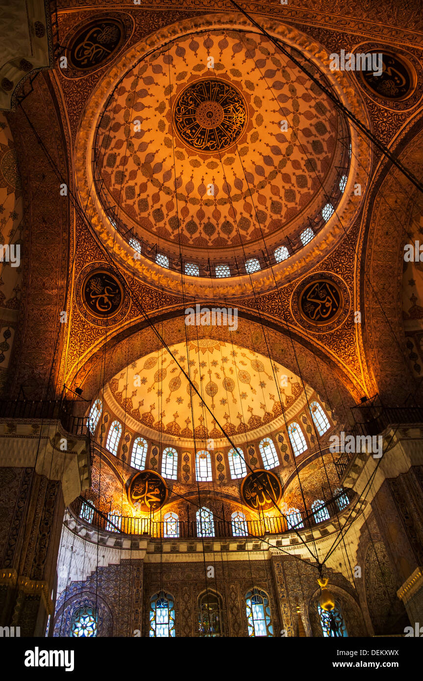 Belle cealing à l'intérieur d'une mosquée à Istanbul. La Turquie Banque D'Images