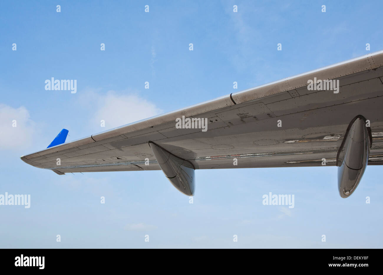 Close up of airplane wing against blue sky Banque D'Images