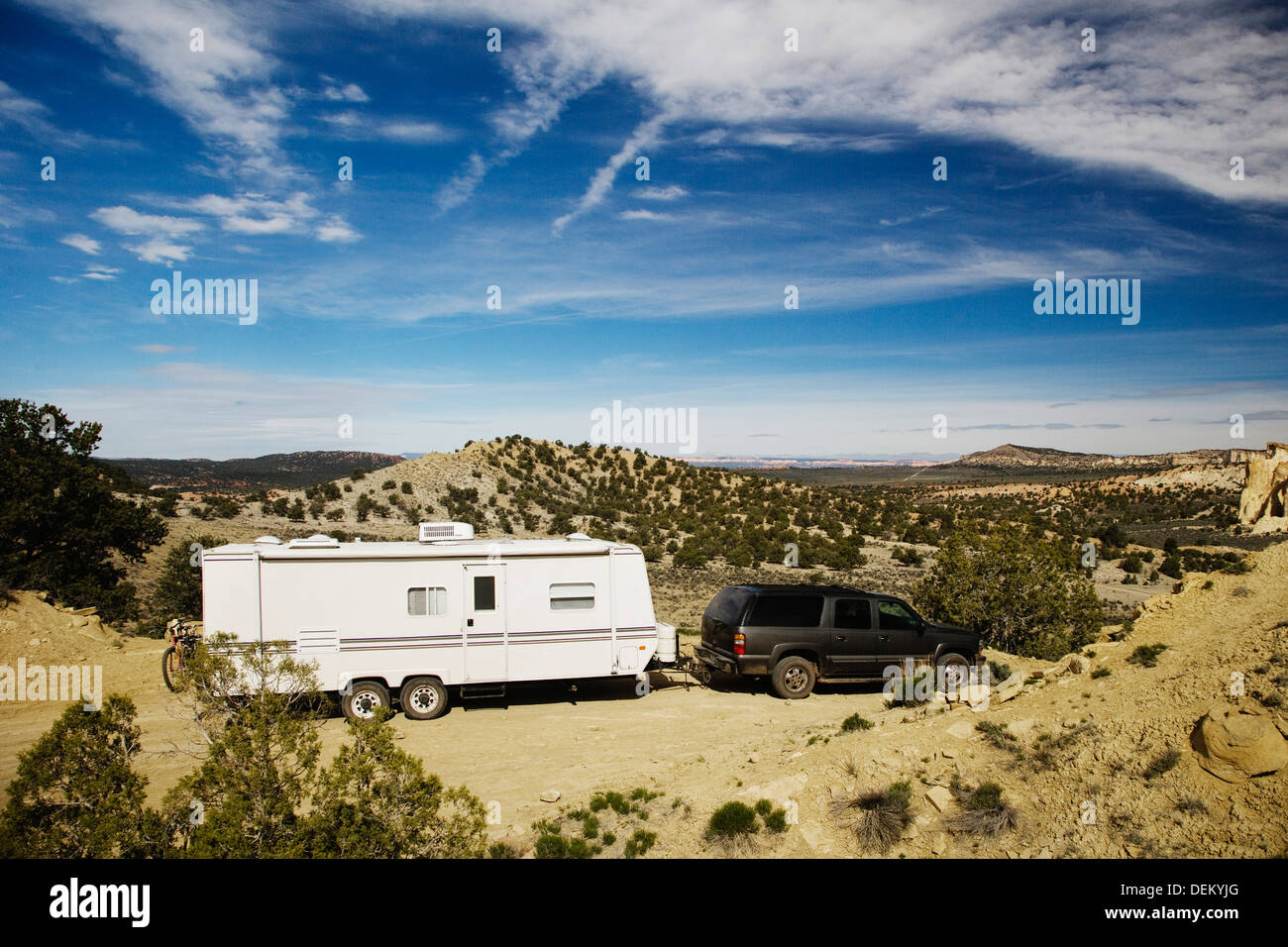 Remorque voiture tirant dans paysage de désert, Grand Staircase Escalante, Utah, United States Banque D'Images