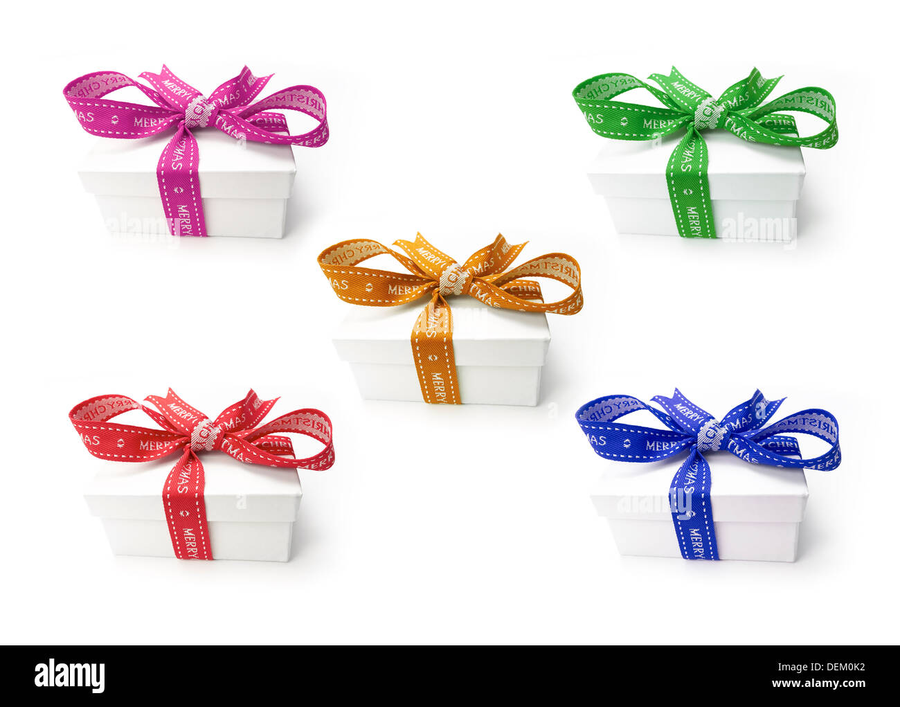 Une sélection de cadeaux de Noël avec un des rubans colorés et s'incline sur un fond blanc. Banque D'Images