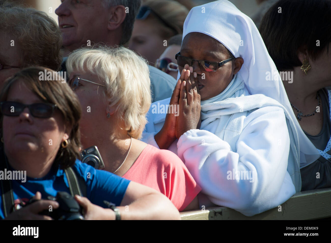 Nun prier à St Pierre à Rome Banque D'Images