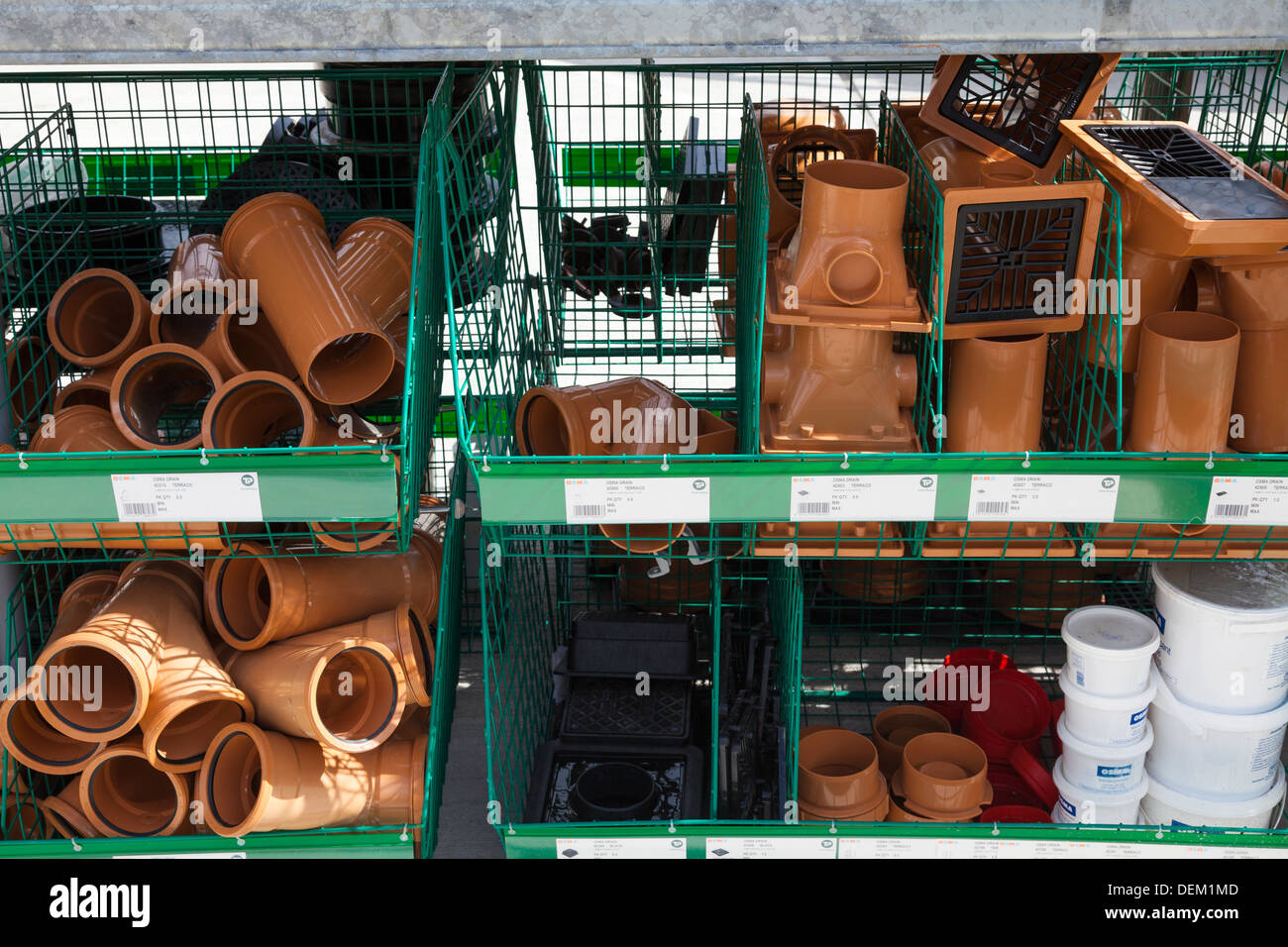 Raccords de tuyaux de drainage souterrain dans les constructeurs de machines Banque D'Images