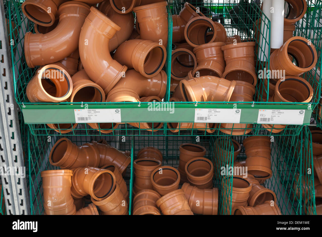 Raccords de tuyaux de drainage souterrain dans les constructeurs de machines Banque D'Images