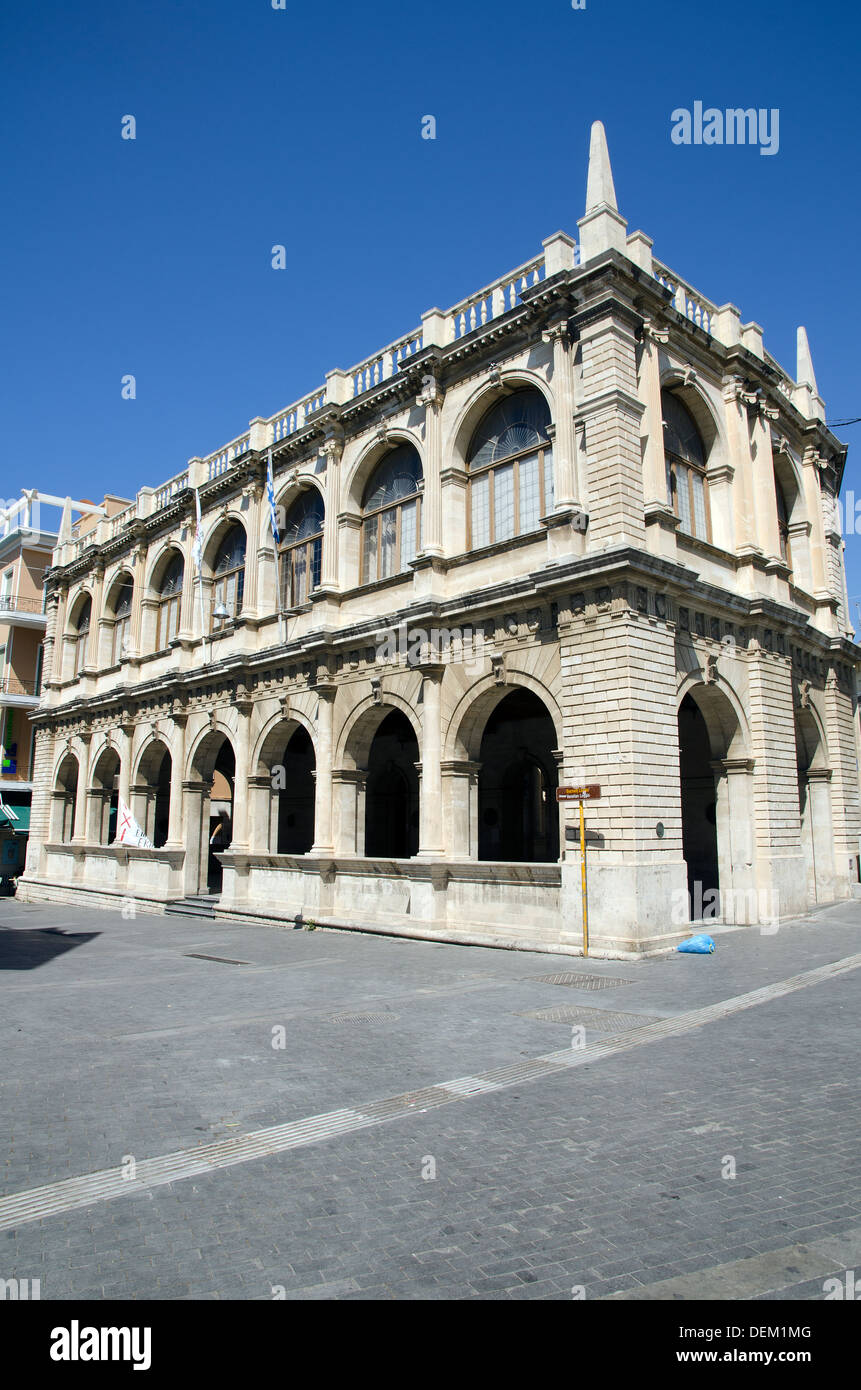 Heraklion Town Hall est maison dans le bâtiment reconstruit (1962) de Loggia- Armeria. Armeria, le Venetian arsenal, a été construit par les Vénitiens pour recueillir, stocker et protéger la plus grande partie de leurs munitions. Les Ottomans aussi utilisé comme un trésor de l'île d'impôts. Banque D'Images