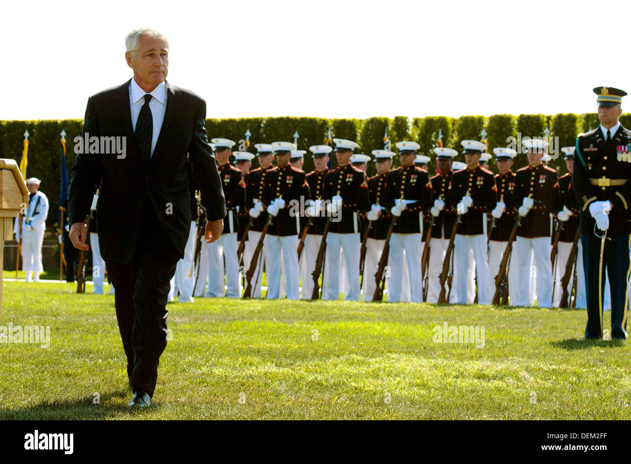 Le secrétaire américain à la défense Chuck Hagel marche à travers le champ de parade lors d'une cérémonie à retenir les prisonniers de guerre et les militaires portés disparus au Pentagone le 20 septembre 2013 à Arlington, VA. Banque D'Images