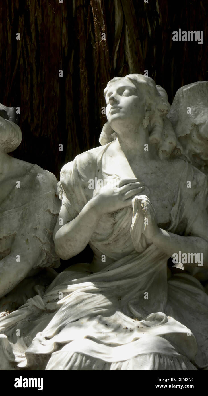 Statue de femme assise avec les yeux fermé Banque D'Images
