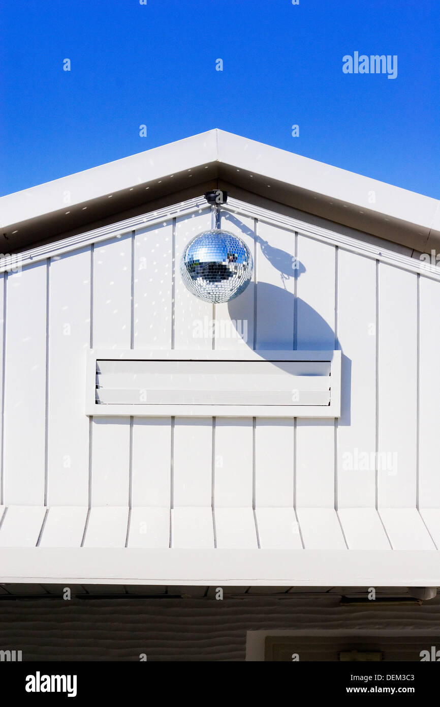 Boule miroir accroché à partir de la crête de toit Banque D'Images