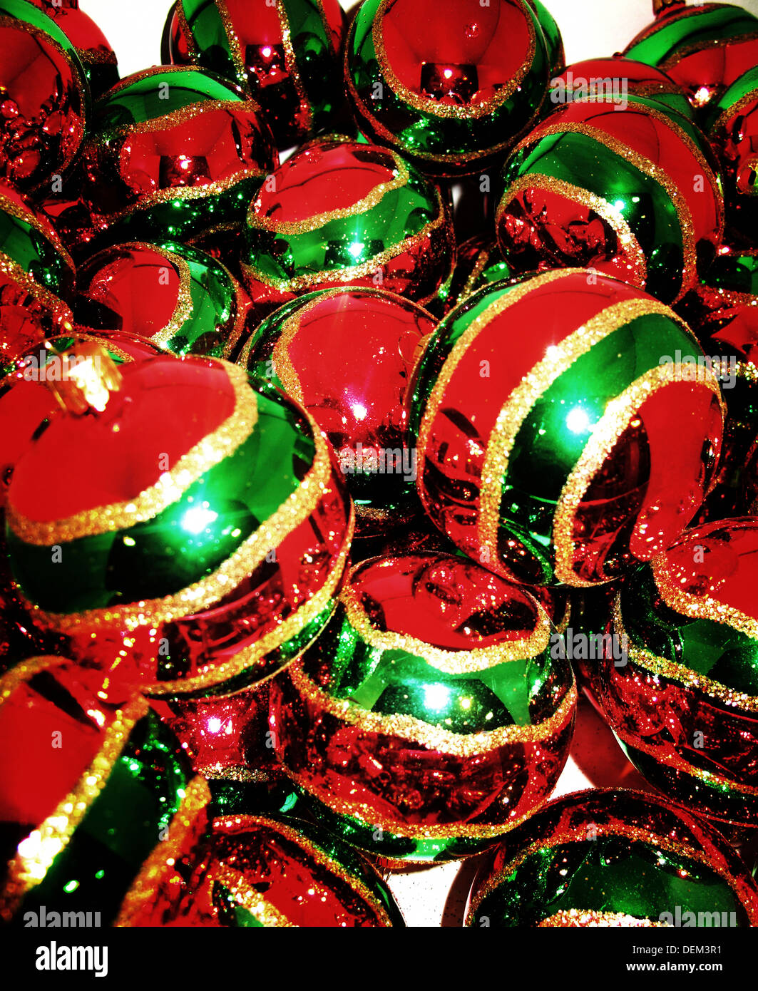 Le rouge et le vert des ornements d'arbre de Noël Banque D'Images
