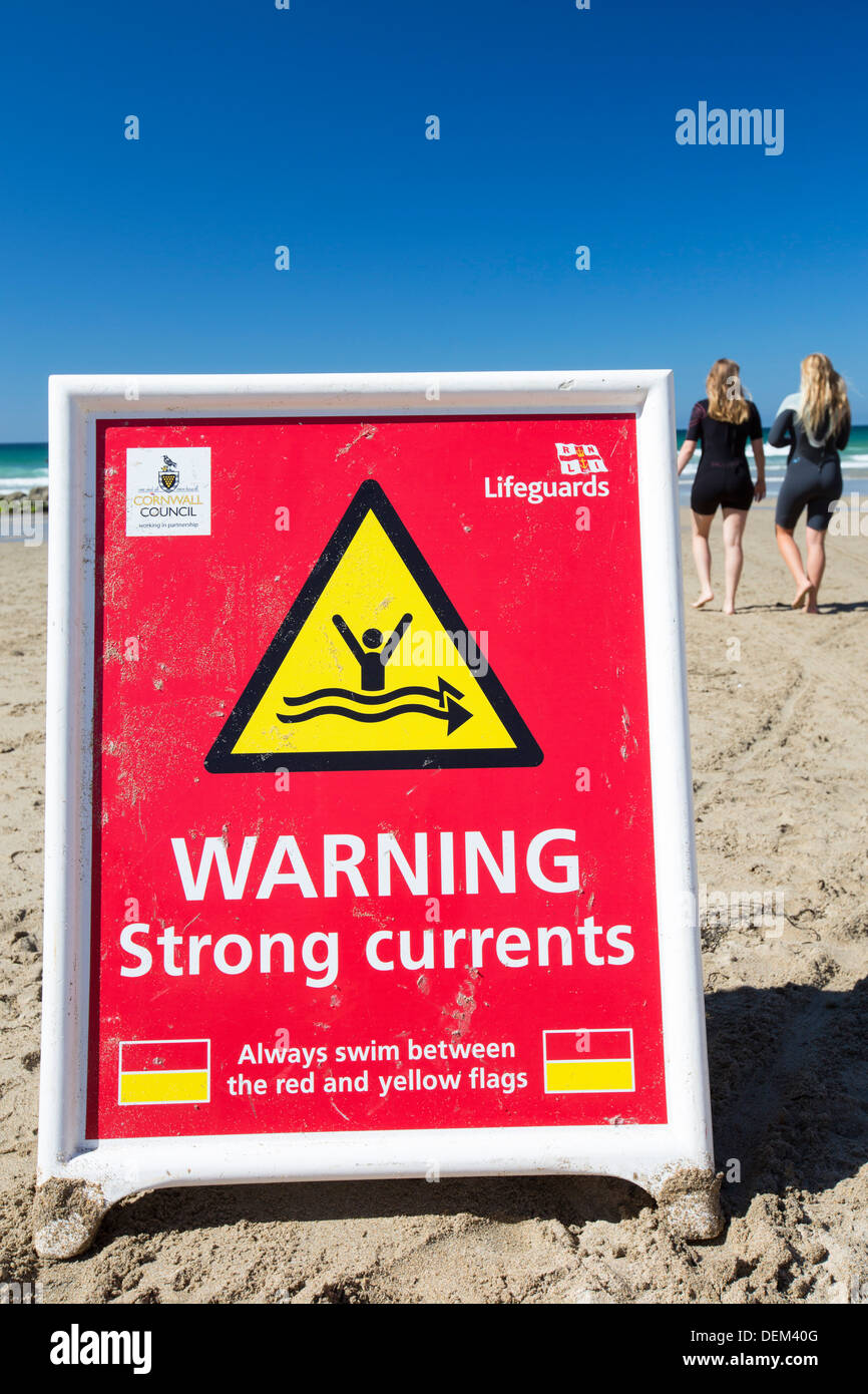 Un panneau d'avertissement de forts courants à Chapel Porth, sur la côte de Cornouailles, près de St Agnes. Banque D'Images