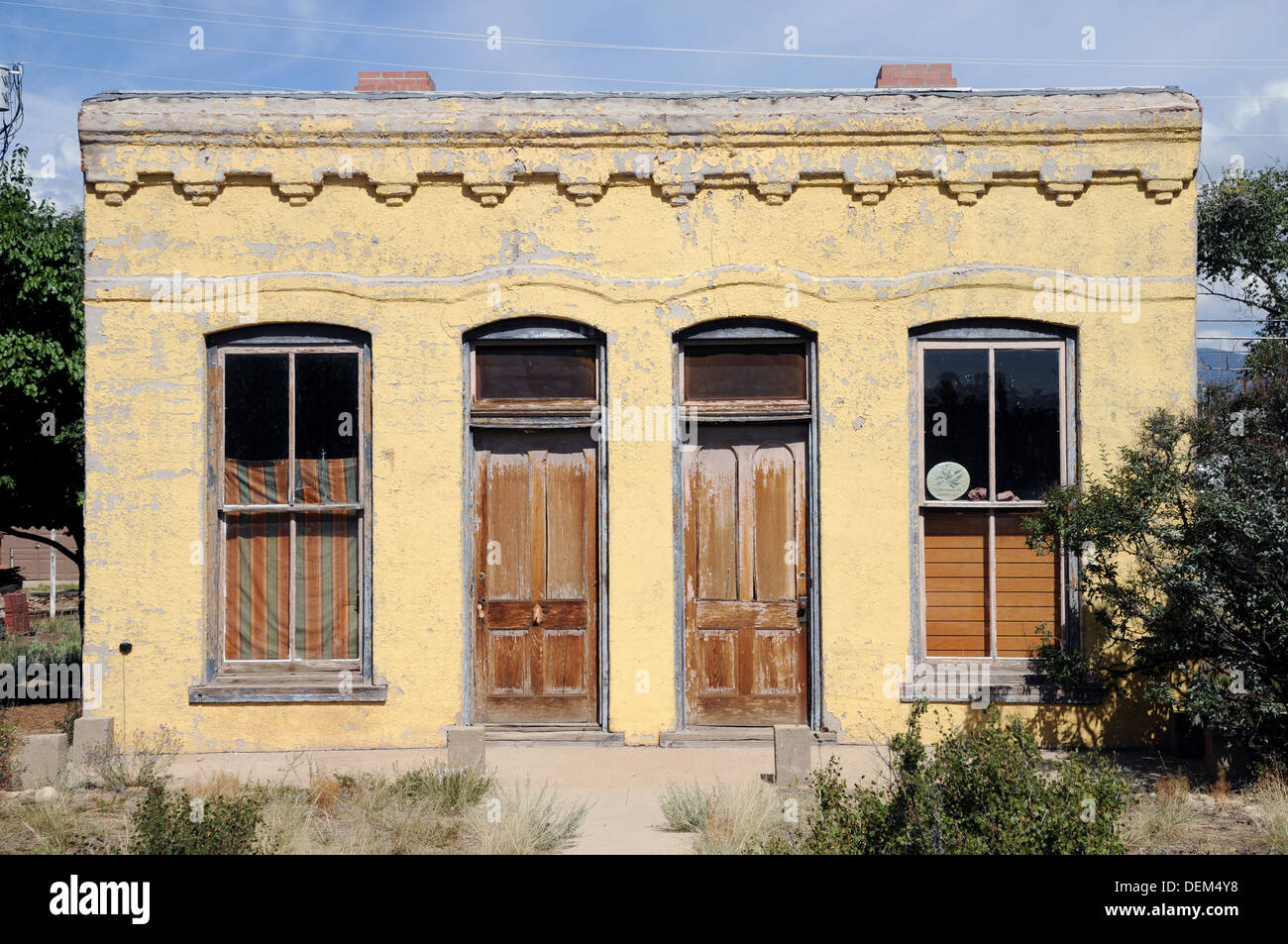 Une paire de petites maisons vides dans Buena Vista Colorado USA Banque D'Images