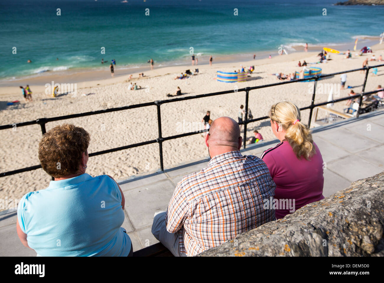 Les personnes obèses en face de Porthmeor beach à St Ives, Cornwall, UK. Banque D'Images