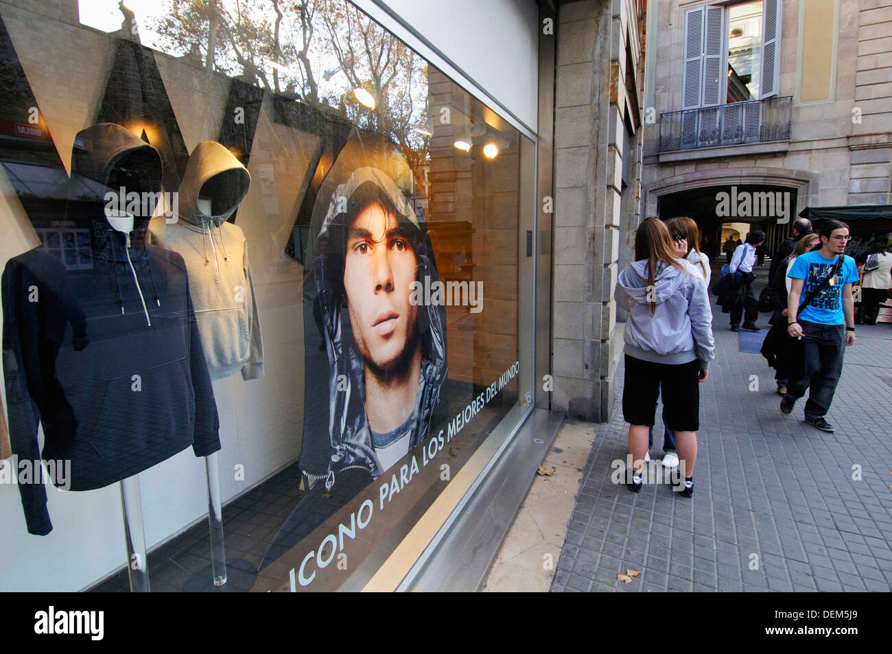 Vitrine de magasin de vêtements avec une image de Rafael Nadal, Las  Ramblas, Barcelone, Catalogne, Espagne Photo Stock - Alamy