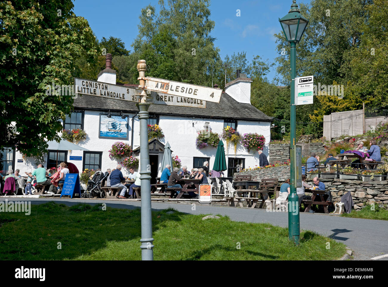 Le pub de campagne du village Britannia Inn en été Elterwater Cumbria Angleterre Royaume-Uni Grande-Bretagne Banque D'Images