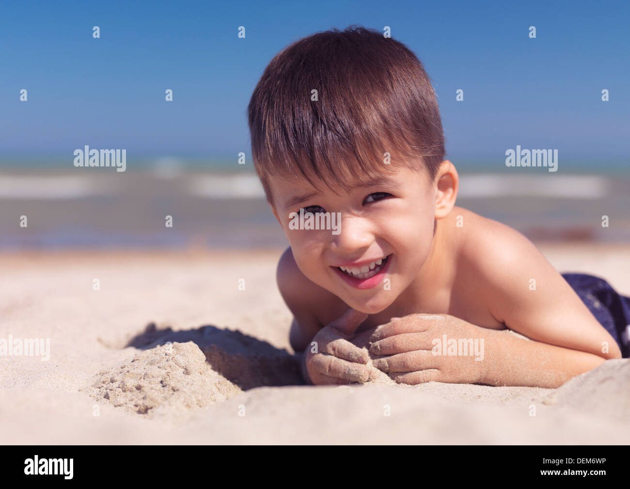 Portrait of a cute heureux enfant jouant dans le sable sur la plage. Le lac  Huron, en Ontario, Canada Photo Stock - Alamy