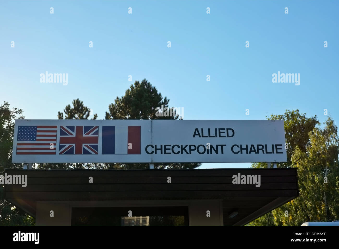 Le poste original Checkpoint Charlie à l'affiche au Musée des Alliés, Berlin. Banque D'Images
