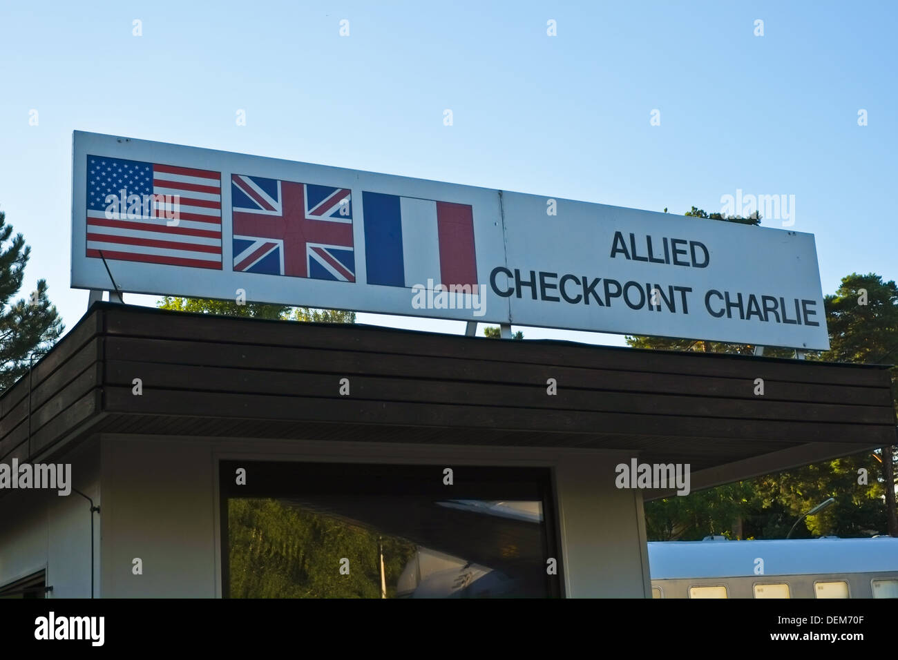 Le poste original Checkpoint Charlie à l'affiche au Musée des Alliés, Berlin. Banque D'Images