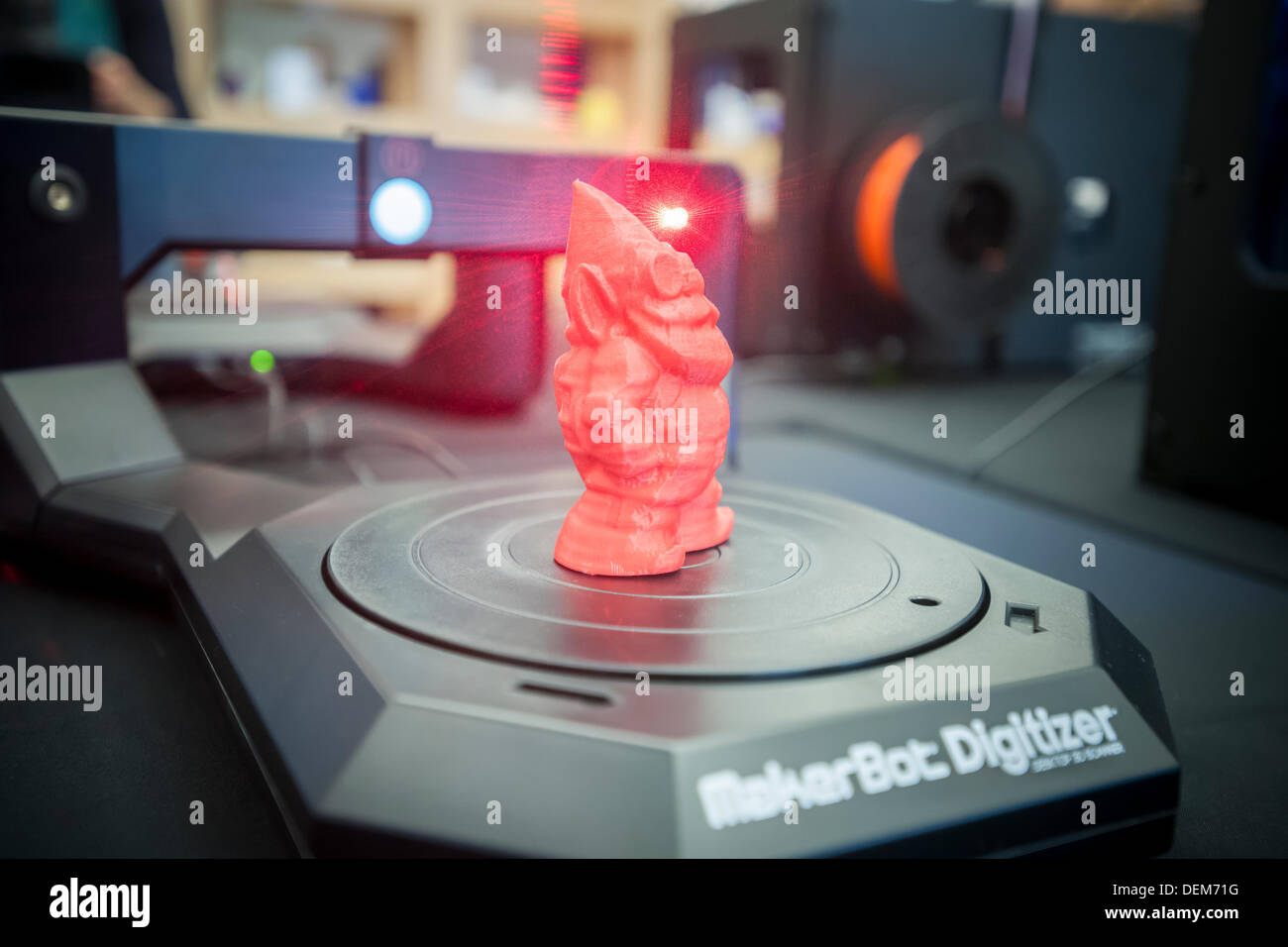 New York, USA. 20 septembre 2013. Un MakerBot MakerBot Industries Digitizer Desktop 3D scanner numérise un gnome figure dans le MakerBot des bureaux à New York, le vendredi 20 septembre, 2013. MakerBot ont introduit leur $1400 MakerBot Digitizer Desktop scanner 3D qui permettra aux utilisateurs d'analyser les objets jusqu'à 8X8X8 pouces et imprimer les doublons sur leurs $2199 Replicator 2 ou une autre marque d'imprimante 3D. Crédit : Richard Levine/Alamy Live News Banque D'Images