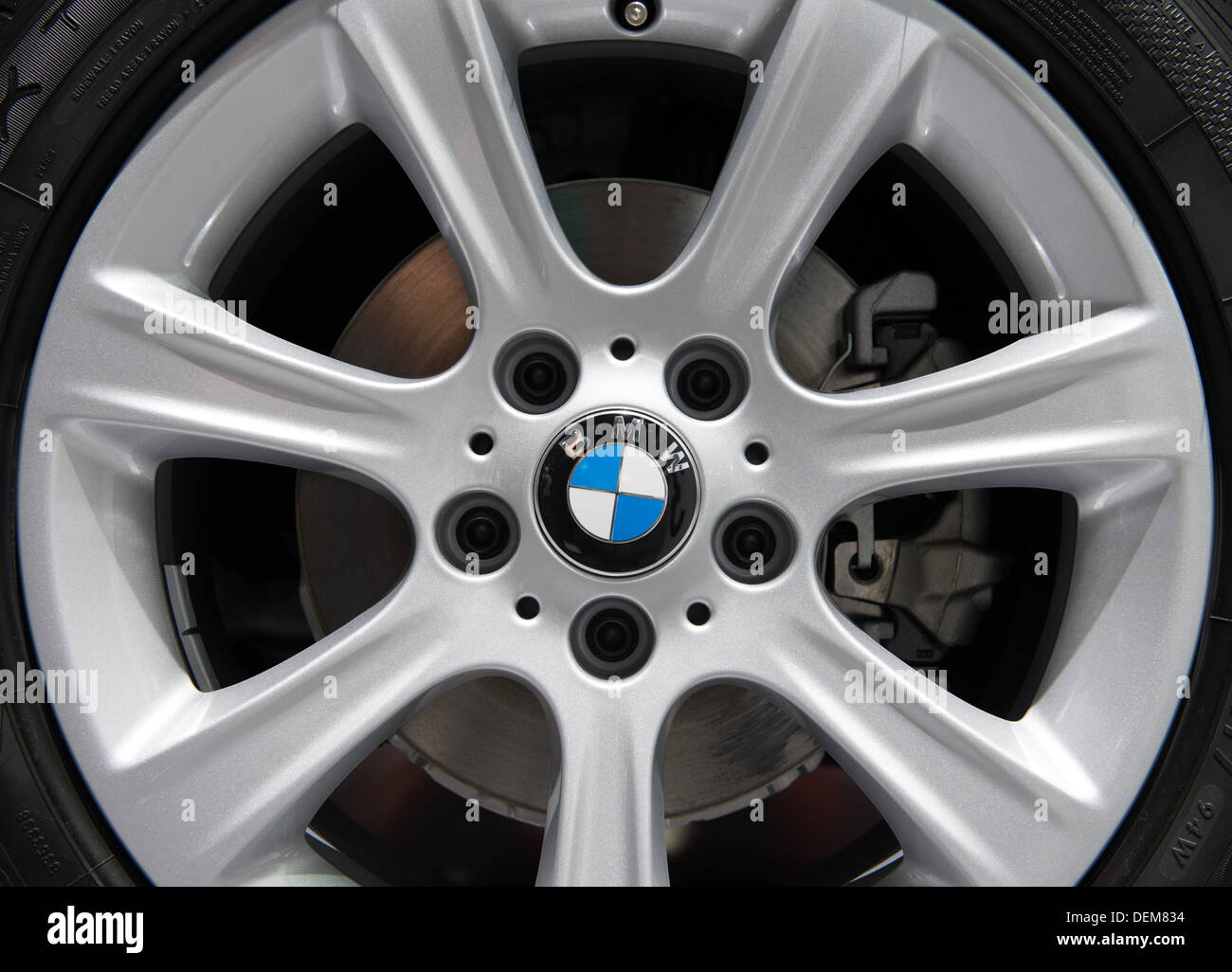 Francfort - 16 SEPTEMBRE : Aluminium roue sur une voiture de BMW à la 65ème IAA (Internationale Automobil Ausstellung) Banque D'Images