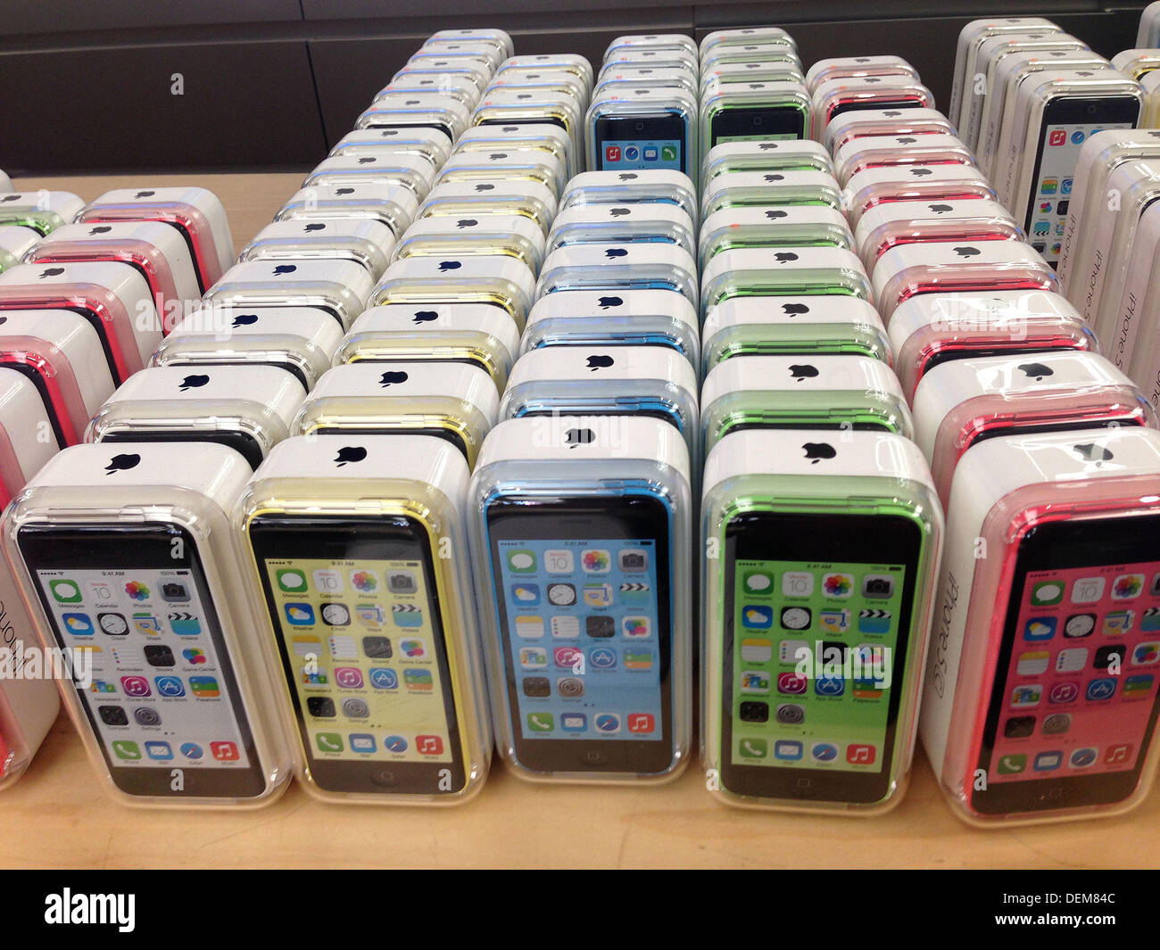 20 septembre 2013 - Washington, DC, États-Unis - Rangées de multi-couleur iPhone  5C'est d'attendre les clients dans un Apple store à Bethesda, Maryland, que  l'iPhone 5s et 5c ont été mis en