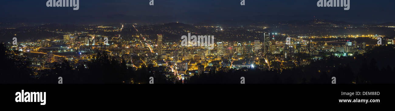 Oregon Portland Cityscape at Blue Hour avec silhouette de Mount Hood et Panorama des Cascades Banque D'Images