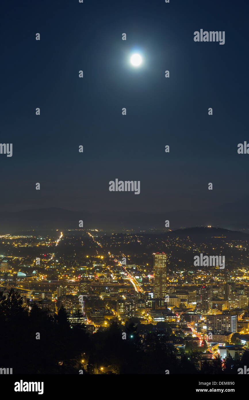 La pleine lune se lever sur la récolte de l'Oregon Portland la nuit avec les lumières et feu de circulation pédestre de nuit Banque D'Images