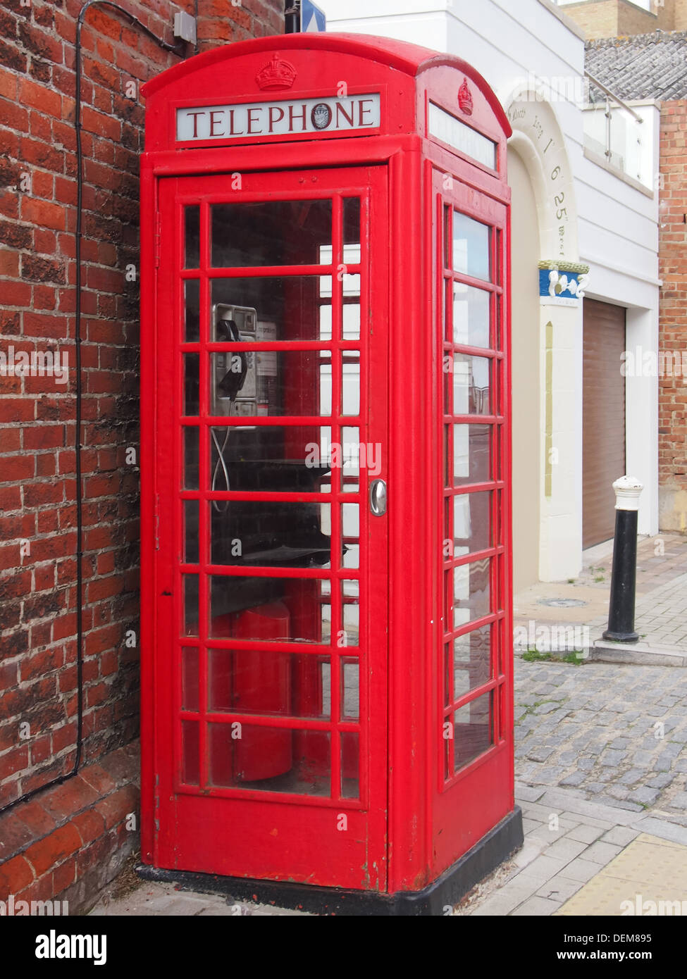 Une vieille boîte de téléphone rouge britannique Création K6 à Portsmouth, Angleterre Banque D'Images