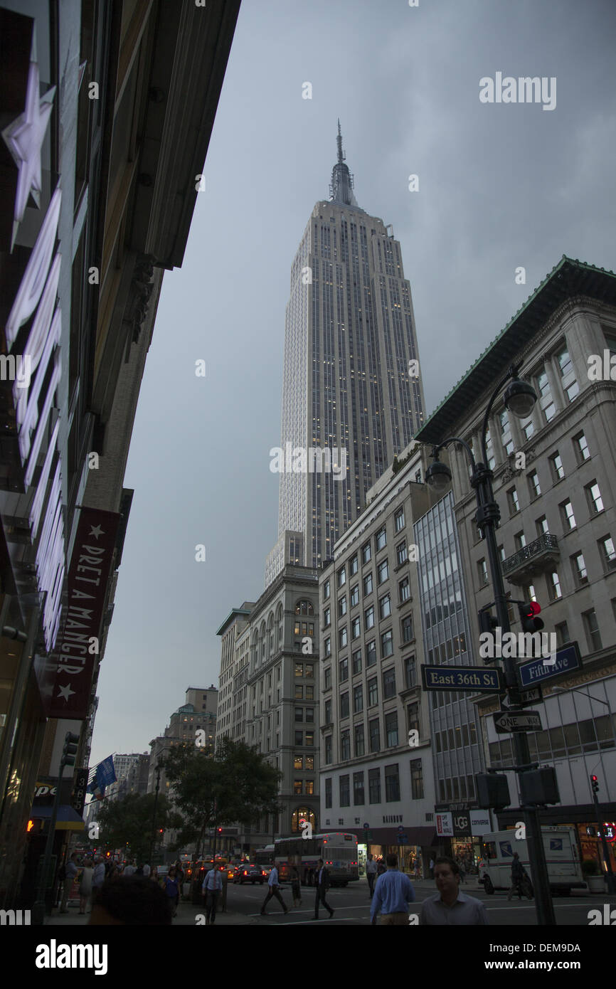 En regardant vers le sud sur la 5e ave.vers 34th Street avec l'Empire Stae imminente du bâtiment vers le haut dans un ciel d'orage. Banque D'Images