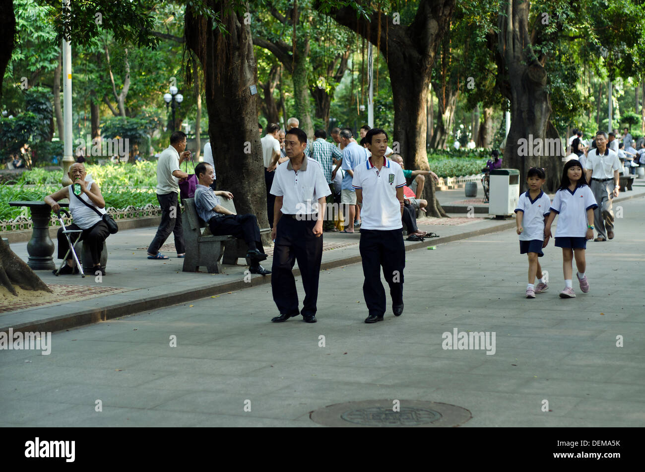 Les gens qui marchent dans la ville People's Park , Guangzhou , Chine Banque D'Images