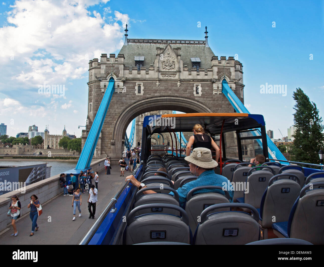 Vue sur le Tower Bridge à partir de Open Top Tour Bus, Londres, Angleterre, Royaume-Uni Banque D'Images