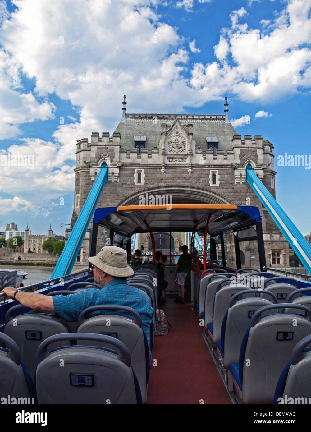 Vue sur le Tower Bridge à partir de Open Top Tour Bus, Londres, Angleterre, Royaume-Uni Banque D'Images