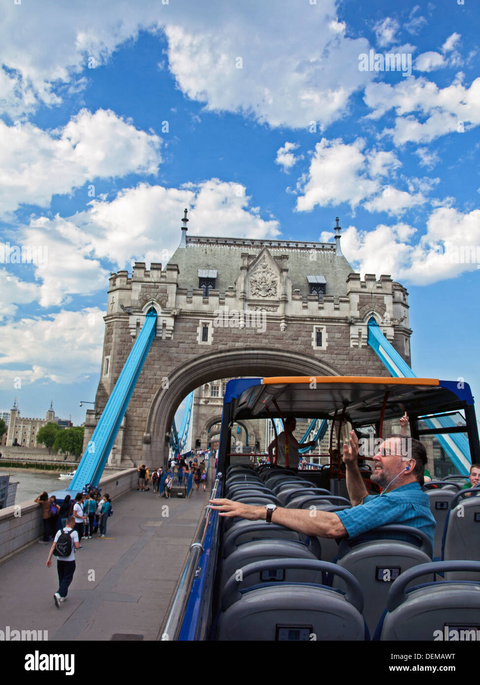 Vue sur le Tower Bridge à partir de Open Top Tour Bus, Londres, Angleterre, Royaume-Uni Banque D'Images