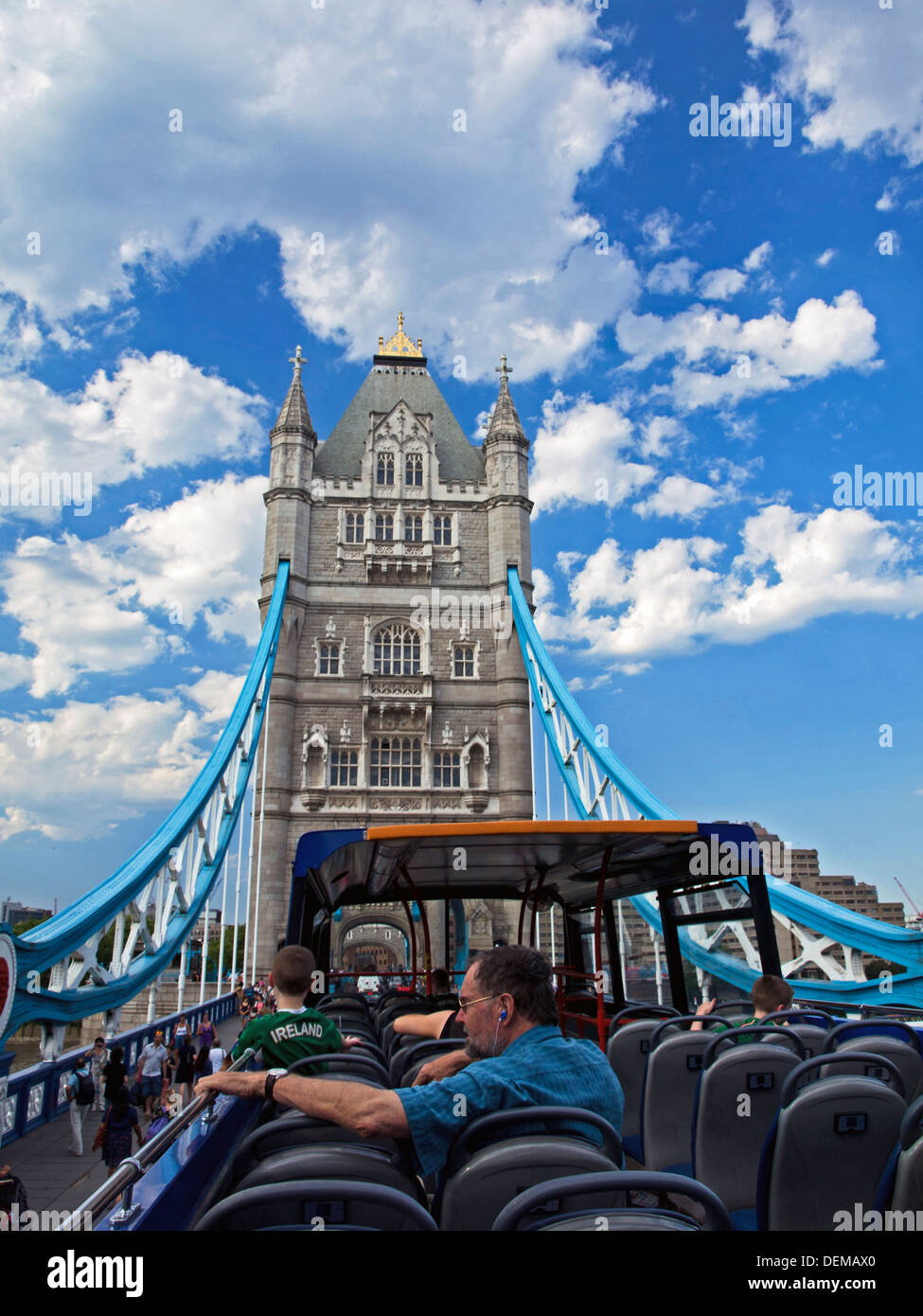 Vue sur le Tower Bridge à partir de Open Top Tour Bus, Londres, Angleterre, Royaume-Uni Banque D'Images
