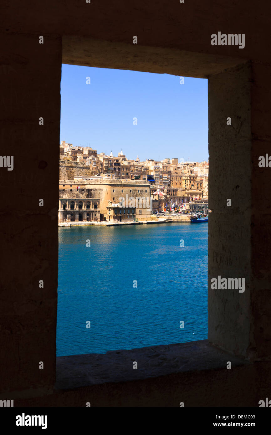 La valette vue à travers de la fenêtre "detta' échauguette à Refuge Gardens, Sanglea, Malte. Banque D'Images
