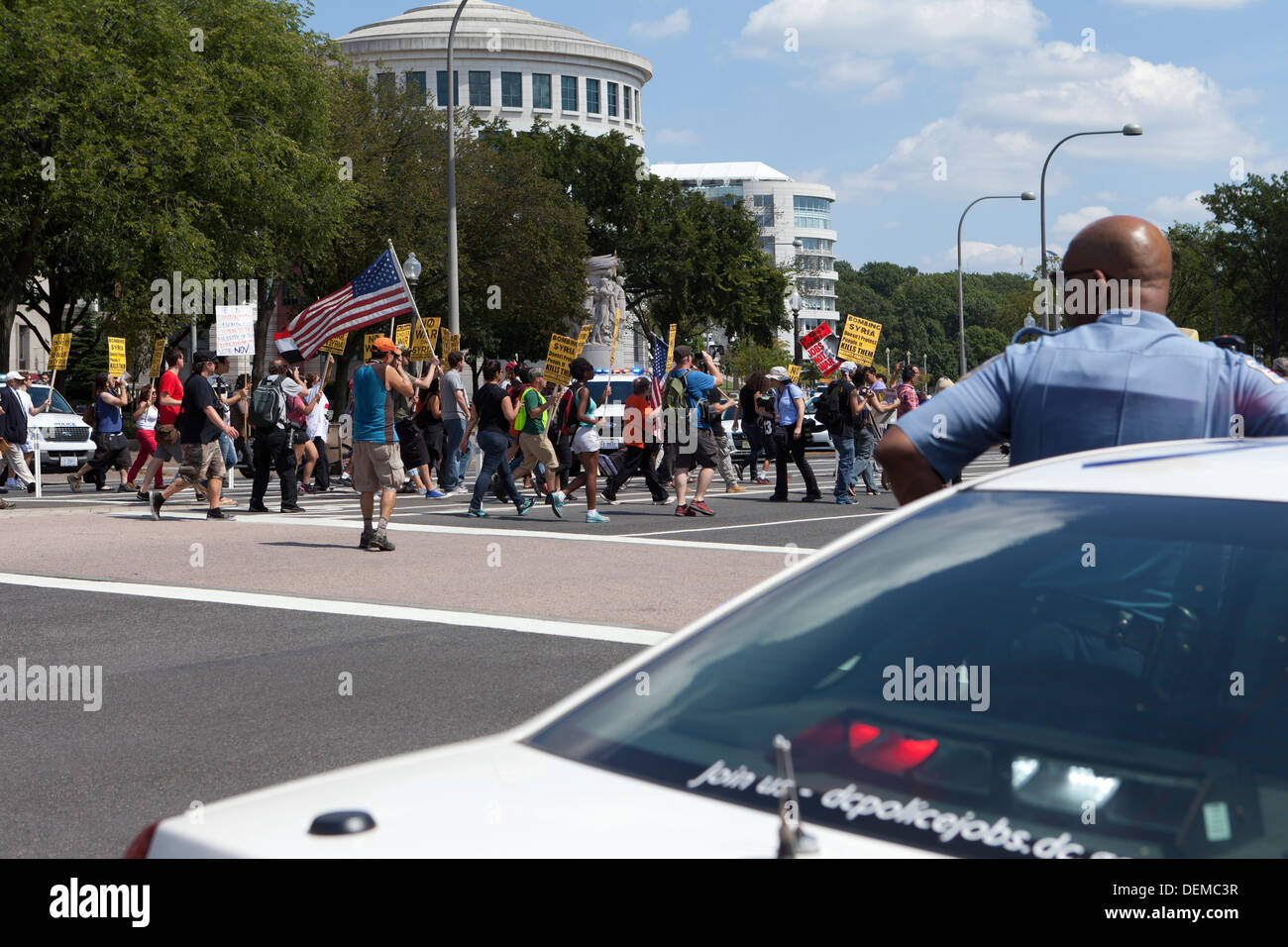 Policier regardant les manifestants - Washington, DC USA Banque D'Images