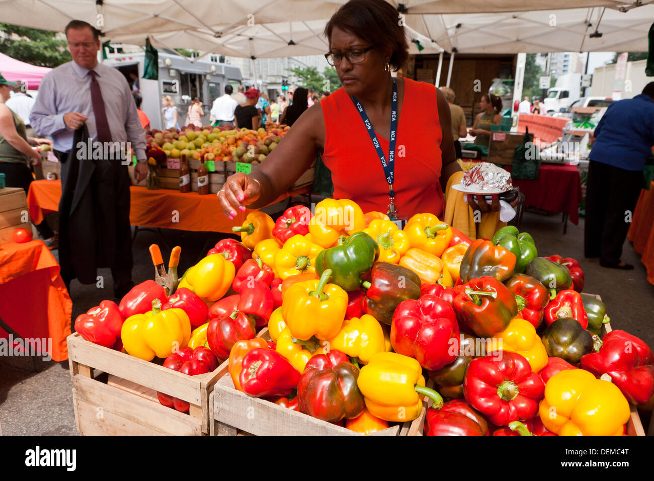Femme l'achat au marché de producteurs de poivrons - Washington, DC USA Banque D'Images