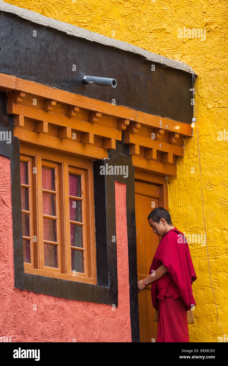 Un moine bouddhiste province du Ladakh. Inde himalayenne. Banque D'Images