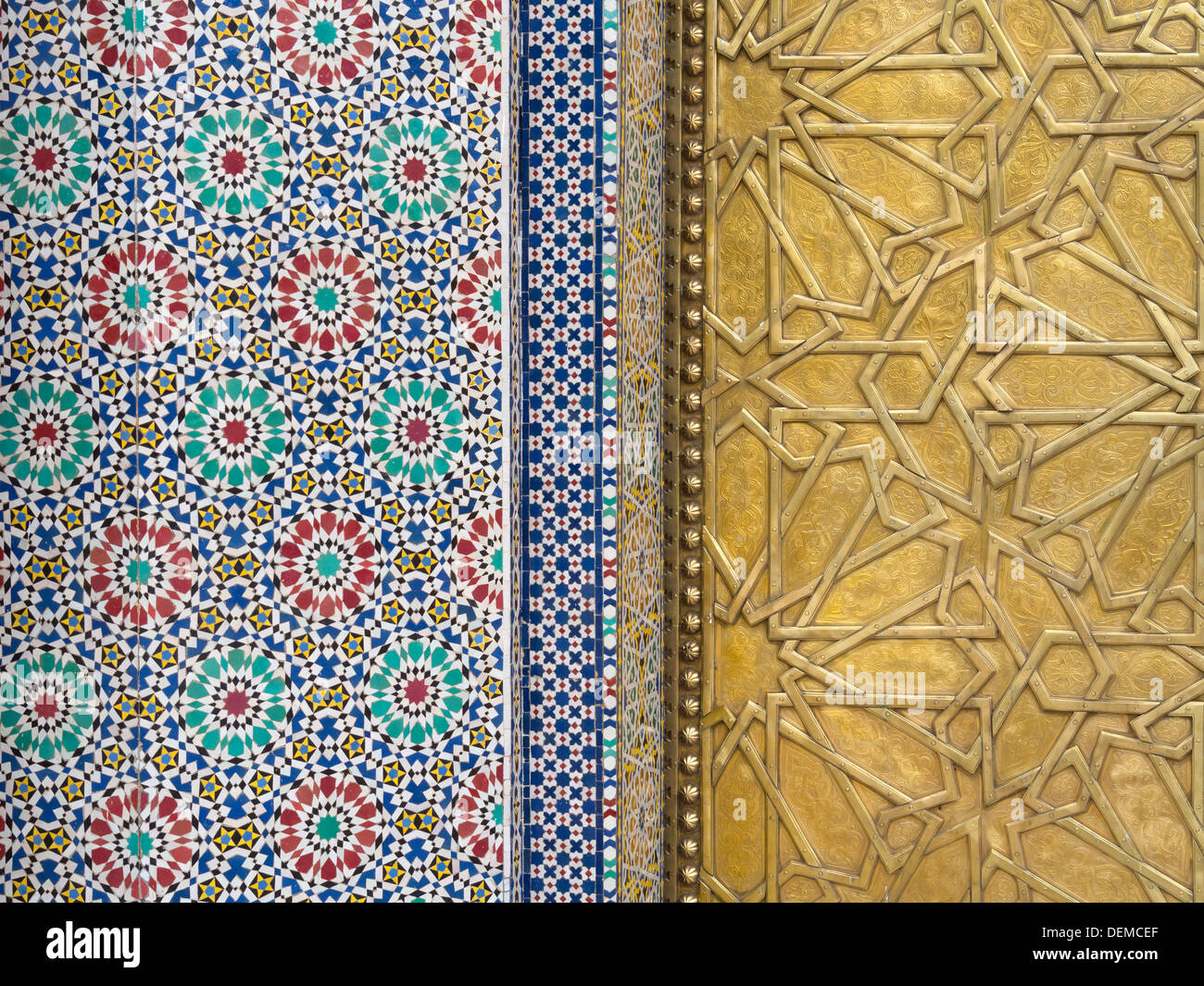 Détail de la porte et peint de la mosaïque du Dar El Makhzen, le Palais Royal de Fès, Maroc Banque D'Images