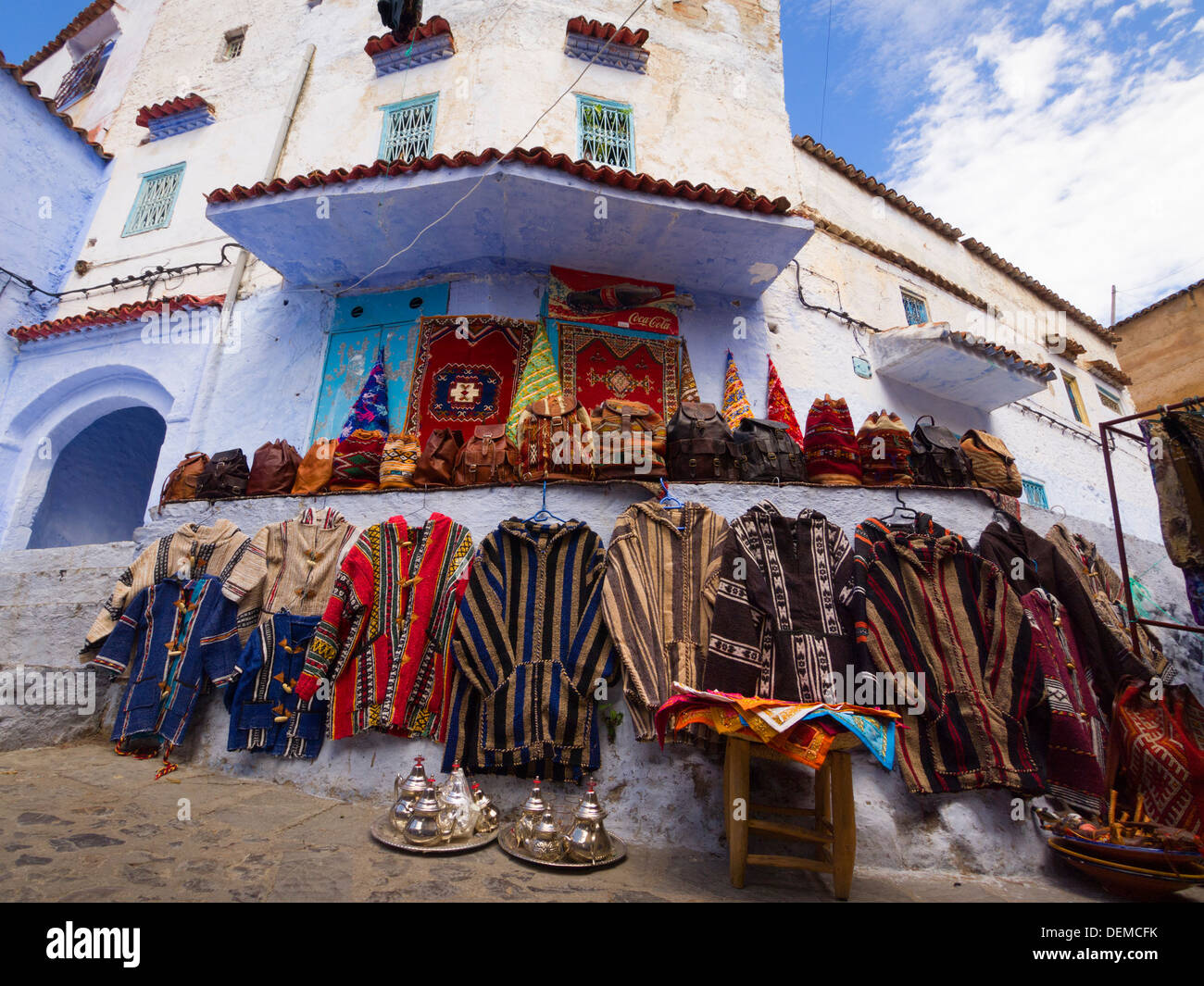 Vêtements traditionnels pour la vente, Chefchaouen, Maroc Banque D'Images