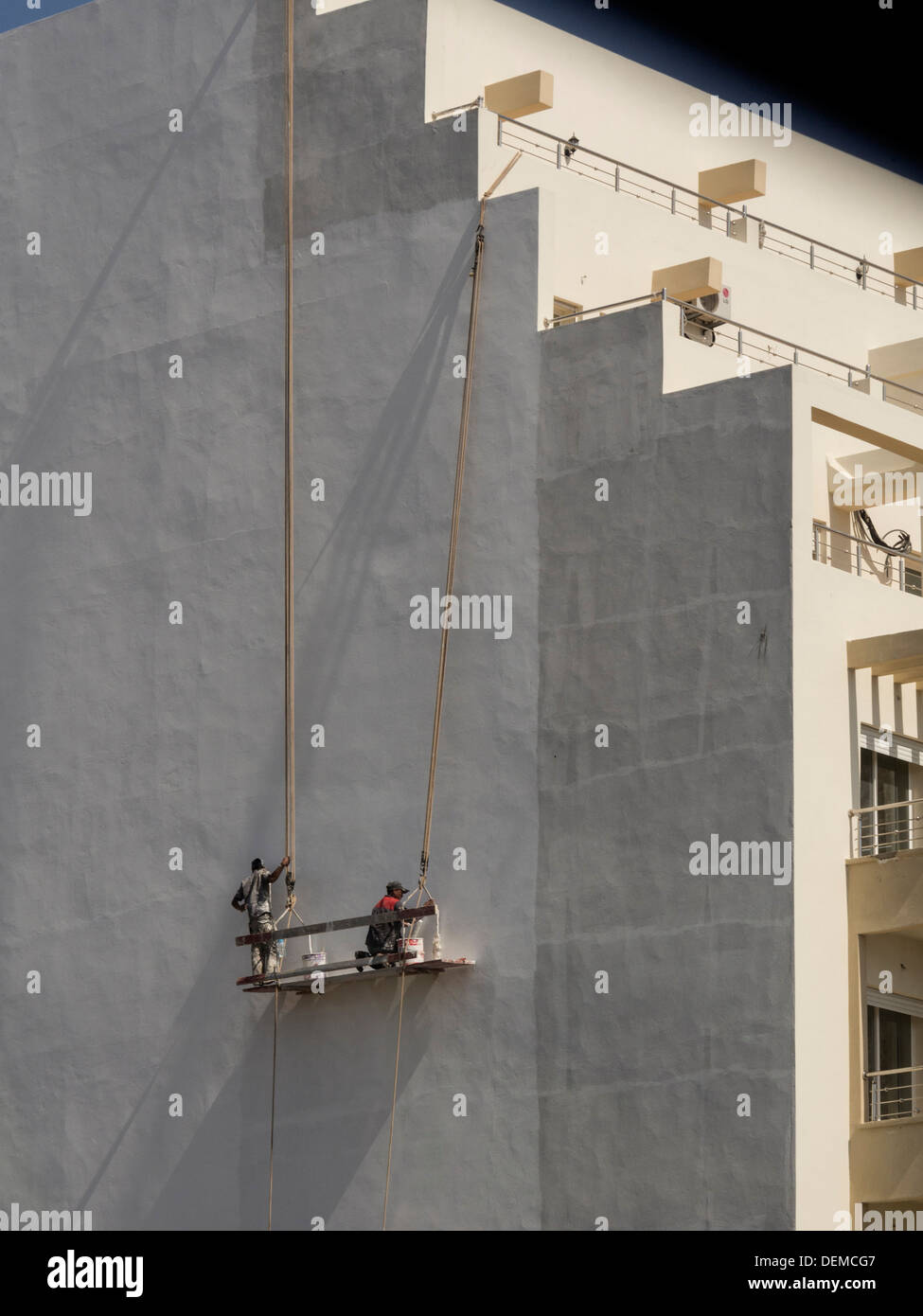Les travailleurs de la construction du mur du bâtiment extérieur peinture Banque D'Images