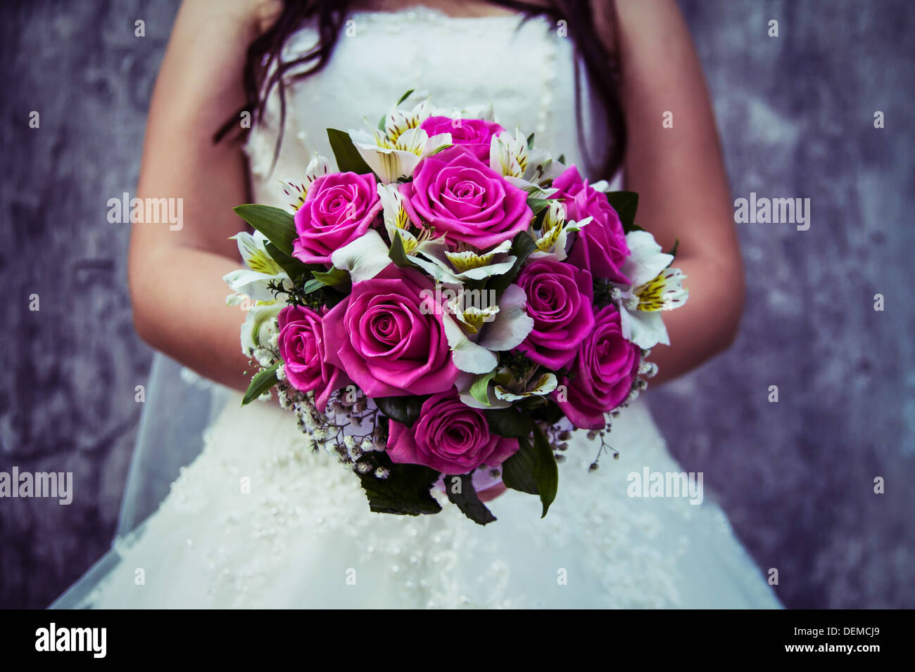Beau mariage Bride holding bouquet de fleurs dans ses mains Banque D'Images