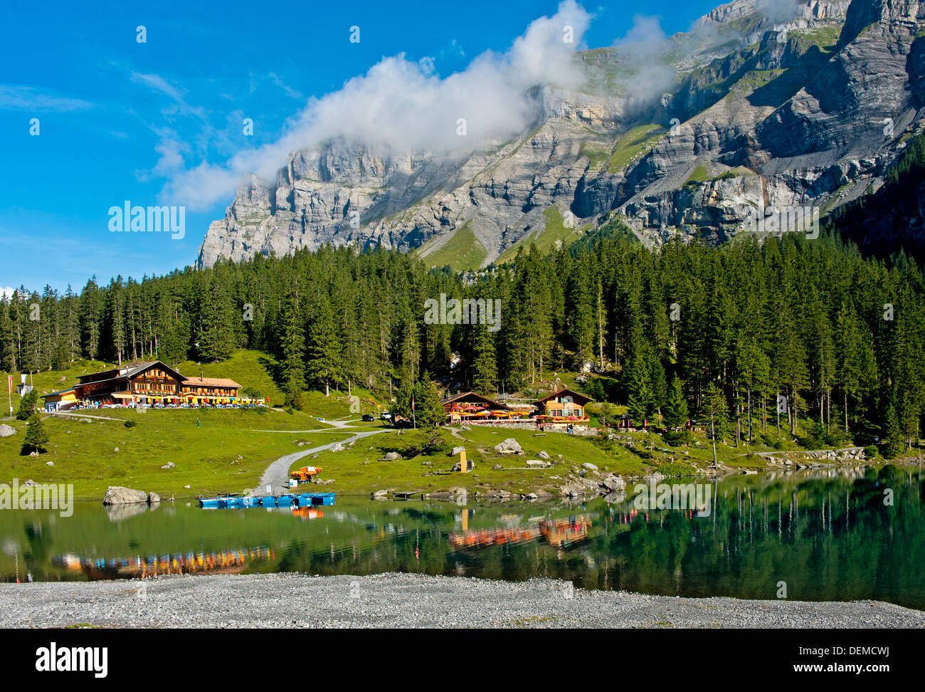 Swiss chalets au lac de Oeschinenensee au site du patrimoine mondial de l'UNESCO Alpes Suisses, Kandersteg, Oberland Bernois, Suisse Banque D'Images