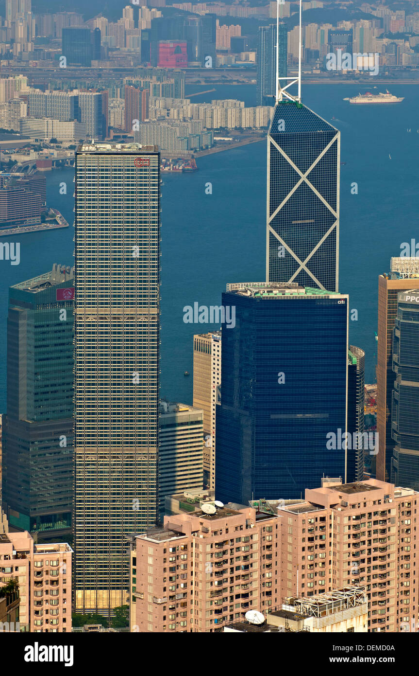 L'augmentation des bâtiments de grande entreprise et la Tour de la Banque de Chine dans le quartier central contre le Port Victoria, Hong Kong Banque D'Images