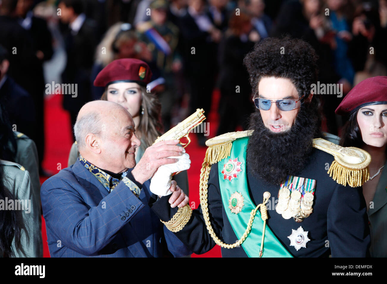 L'acteur/comédien britannique Sacha Baron Cohen (R) l'Égyptien Mohamed Al Fayed businessman Banque D'Images