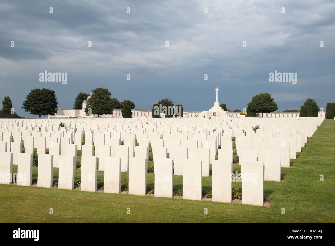 Vue sur les pierres tombales dans le cimetière de Tyne Cot du Commonwealth à Zonnebeke, Belgique sous un ciel couvert l'après-midi. Banque D'Images Vue sur les pierres tombales dans le cimetière de Tyne Cot du Commonwealth à Zonnebeke, Belgique sous un ciel couvert l'après-midi. Banque D'Images