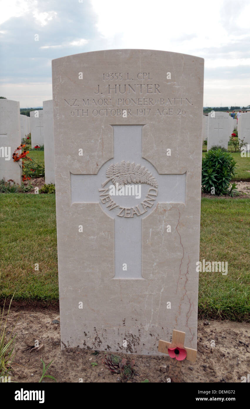 Tombe d'un bataillon de pionniers NZ Maori Lance Corporal dans le Commonwealth cimetière de Tyne Cot à Zonnebeke, Belgique. Voir NOTES Banque D'Images Tombe d'un bataillon de pionniers NZ Maori Lance Corporal dans le Commonwealth cimetière de Tyne Cot à Zonnebeke, Belgique. Voir NOTES Banque D'Images