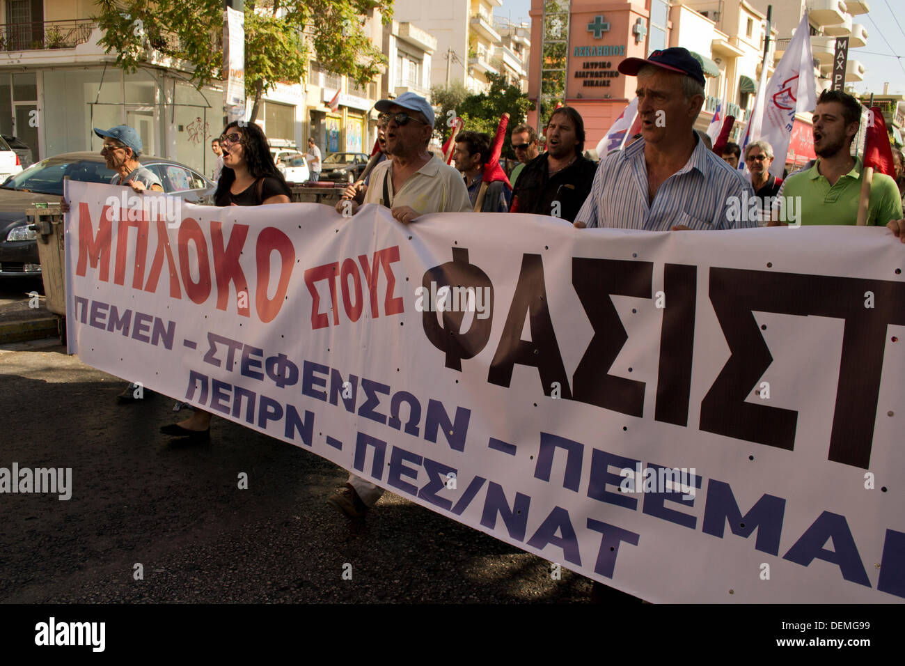 Nikaia, Athènes, Grèce, le 21 septembre 2013. Après avoir poignardé à mort Pavlos Fyssas par un membre de la mouvance néo-nazie, Aube dorée, les membres de l'Union et les gauchistes, une manifestation pour protester contre les fascistes. Une bannière dit : 'block', se référant à des fascistes des membres de la Golden Dawn partie. Credit : Nikolas Georgiou / Alamy Live News Banque D'Images