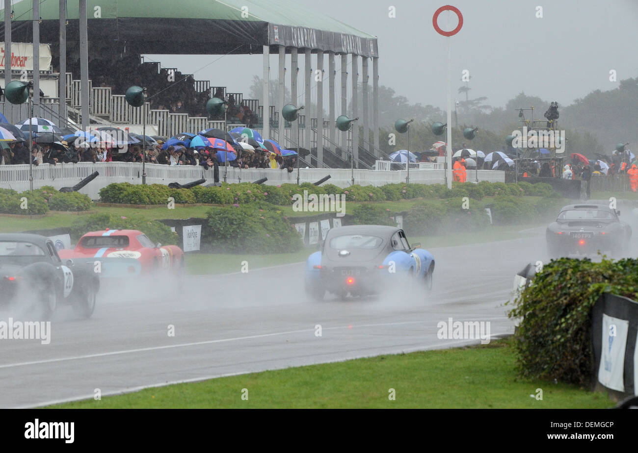Vintage motor racing dans des conditions humides au Goodwood Revival Banque D'Images