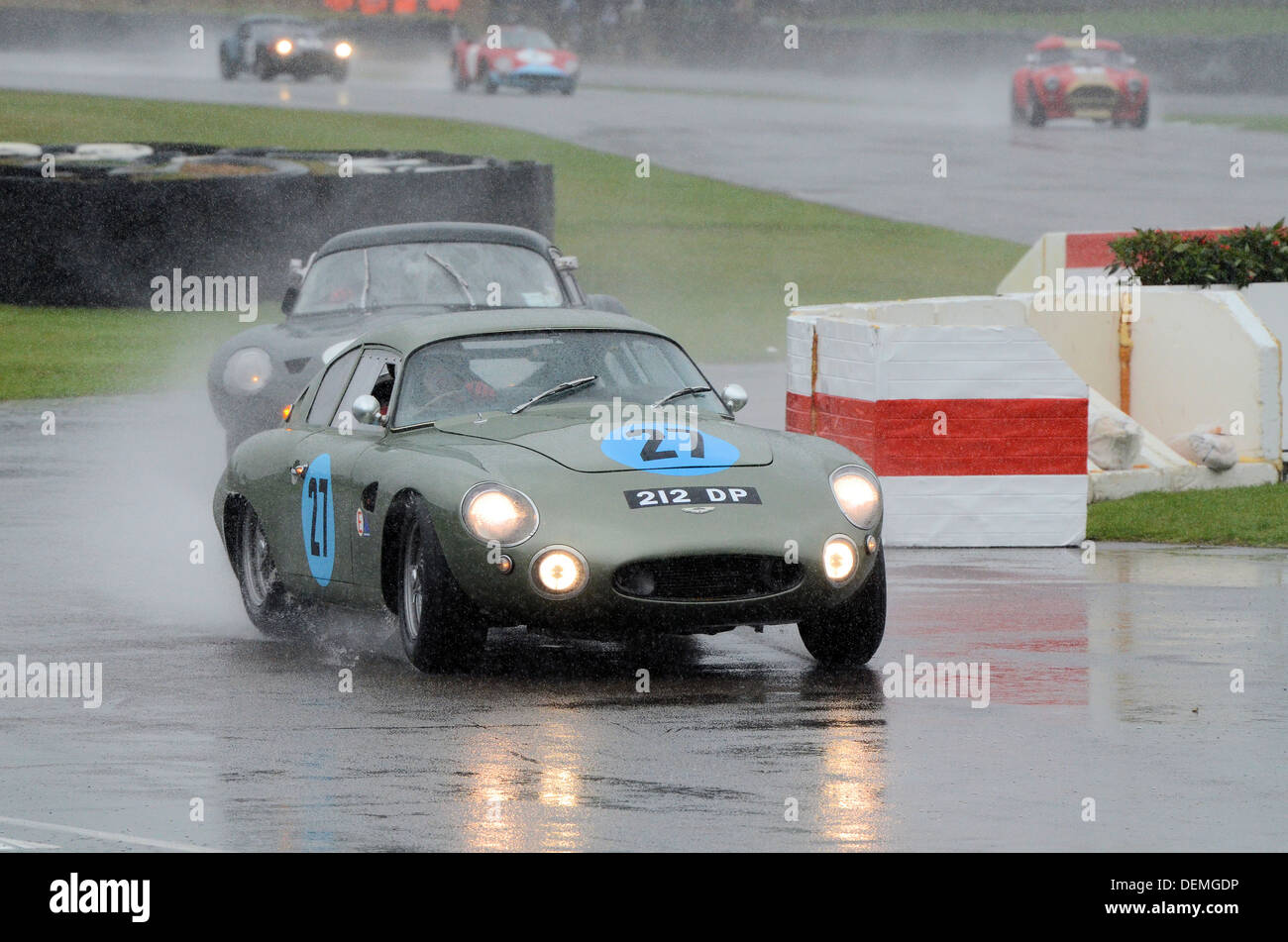Courses automobiles vintage dans des conditions humides au Goodwood Revival. Voiture Aston Martin DP212 Banque D'Images